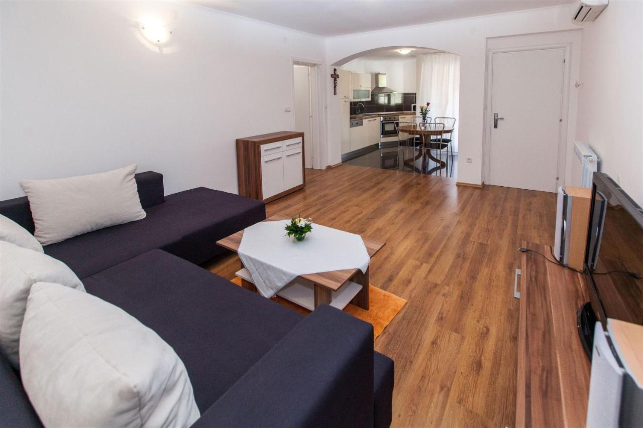 Apartments Carmen ซริกเวนิซา ภายนอก รูปภาพ